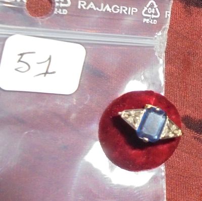 une pomme rouge ornée d'un anneau bleu et blanc