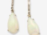 une paire de boucles d'oreilles en oplite et diamants