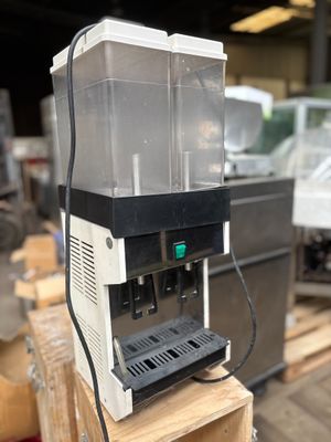 une machine posée sur une palette