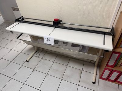 une table blanche avec un plateau blanc et une poignée noire