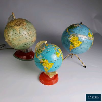 trois globes empilés les uns sur les autres