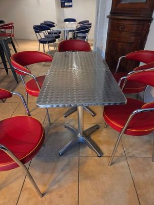 de nombreuses chaises rouges et une table dans une pièce