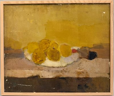 peinture représentant une assiette de fruits posée sur une table, sur fond jaune