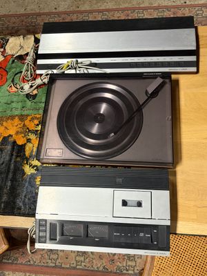 une chaîne hi-fi posée sur une table en bois
