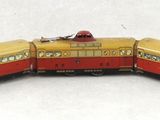 un petit train posé sur une surface blanche