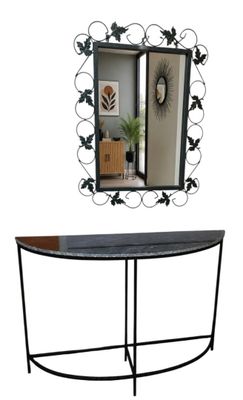 une table sur laquelle se trouvent un miroir et une plante