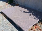 une photo d'une dalle de béton posée au sol devant un immeuble