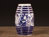un vase bleu et blanc posé sur une table en bois