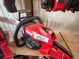 une photo de deux tronçonneuses posées sur une table