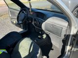 une voiture garée dans la rue, dont la portière est ouverte