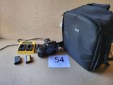 un sac noir contenant un appareil photo et un appareil photo jaune à côté