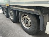 un camion garé sur le côté de la route