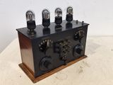 une radio à l'ancienne avec quatre tubes sur le dessus