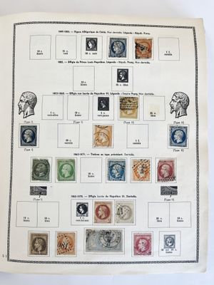 un livre ouvert sur lequel figure l'image d'un ensemble de timbres