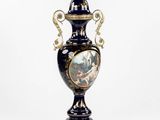 un vase avec l'image d'un homme et d'une femme dessus