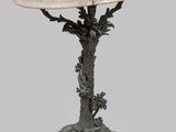 une image représentant une table au plateau en marbre sur laquelle se trouve un arbre