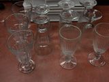 un grand nombre de verres à vin vides posés sur une table