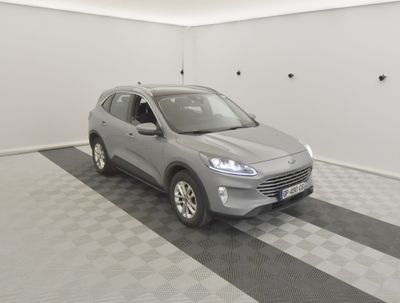 Le SUV argenté est garé dans le garage, sur le sol à damier.