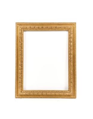 un cadre doré sur un mur blanc, avec un fond blanc