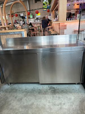 un comptoir en acier inoxydable au milieu d'un restaurant