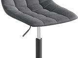 La chaise grise repose sur un piètement en métal noir