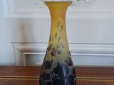 un vase jaune et noir posé sur une table en bois