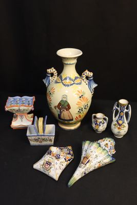 de nombreuses œuvres d'art posées sur la table