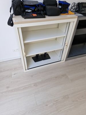 un bureau sur lequel se trouvent un ordinateur portable et un sac