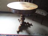une petite table avec un plateau en bois dans le coin d'une pièce