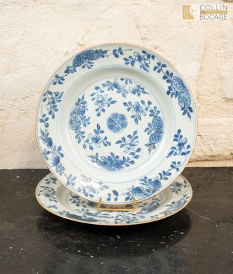 une assiette bleue et blanche et une assiette posée sur une table noire