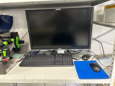 un bureau d'ordinateur équipé d'un écran, d'un clavier, d'une souris et d'autres appareils électroniques