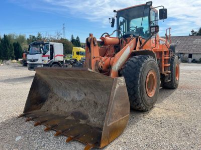 un tracteur qui est à l'arrêt dans la terre