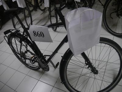 un vélo avec un sac à l'arrière