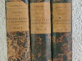 trois vieux livres posés sur une table l'un à côté de l'autre
