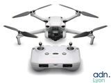 Le drone DJI Mavic est prêt à décoller et à s'envoler