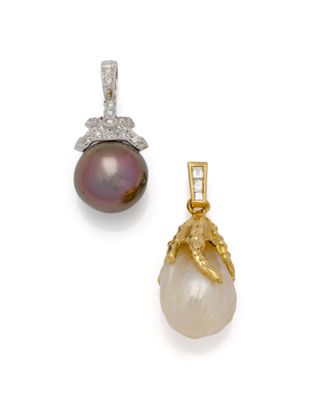 une paire de pendentifs en perles et diamants