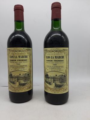 deux bouteilles de vin posées l'une à côté de l'autre sur une table