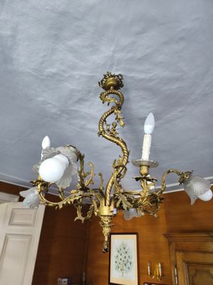 un lustre situé au milieu d'une pièce