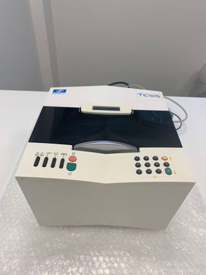 un gros plan d'une machine blanche posée sur une table