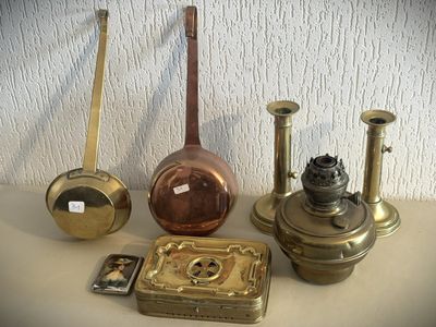 de nombreux objets en laiton de toutes sortes posés sur une table