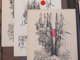 Plusieurs dessins sont accrochés au mur d'une pièce.