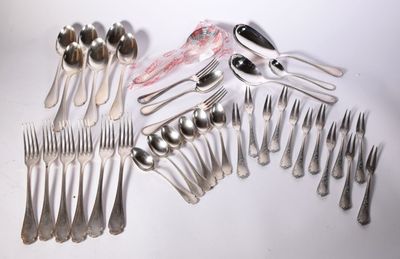 de nombreuses fourchettes et cuillères disposées sur la table
