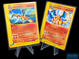 deux cartes Pokémon exposées sur un fond noir