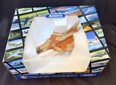 une boîte contenant une maquette d'avion de chasse