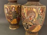 paire de vases asiatiques ornés de représentations d'hommes et de femmes