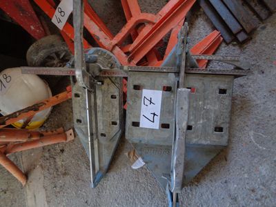 un grand nombre d'outils posés sur le sol