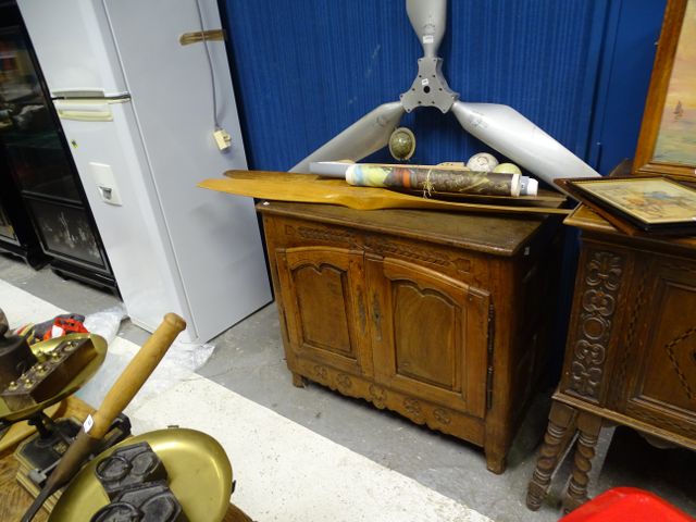 Buffet bas rustique en chêne sculpté ouvrant à deux portes  - 95 ...