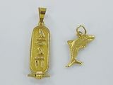 une image représentant un pendentif en or orné d'un oiseau et d'un hiéroglyphe égyptien