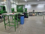 une machine verte au milieu d'une grande pièce
