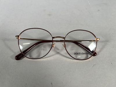 Ces lunettes sont en métal et ont des verres transparents.